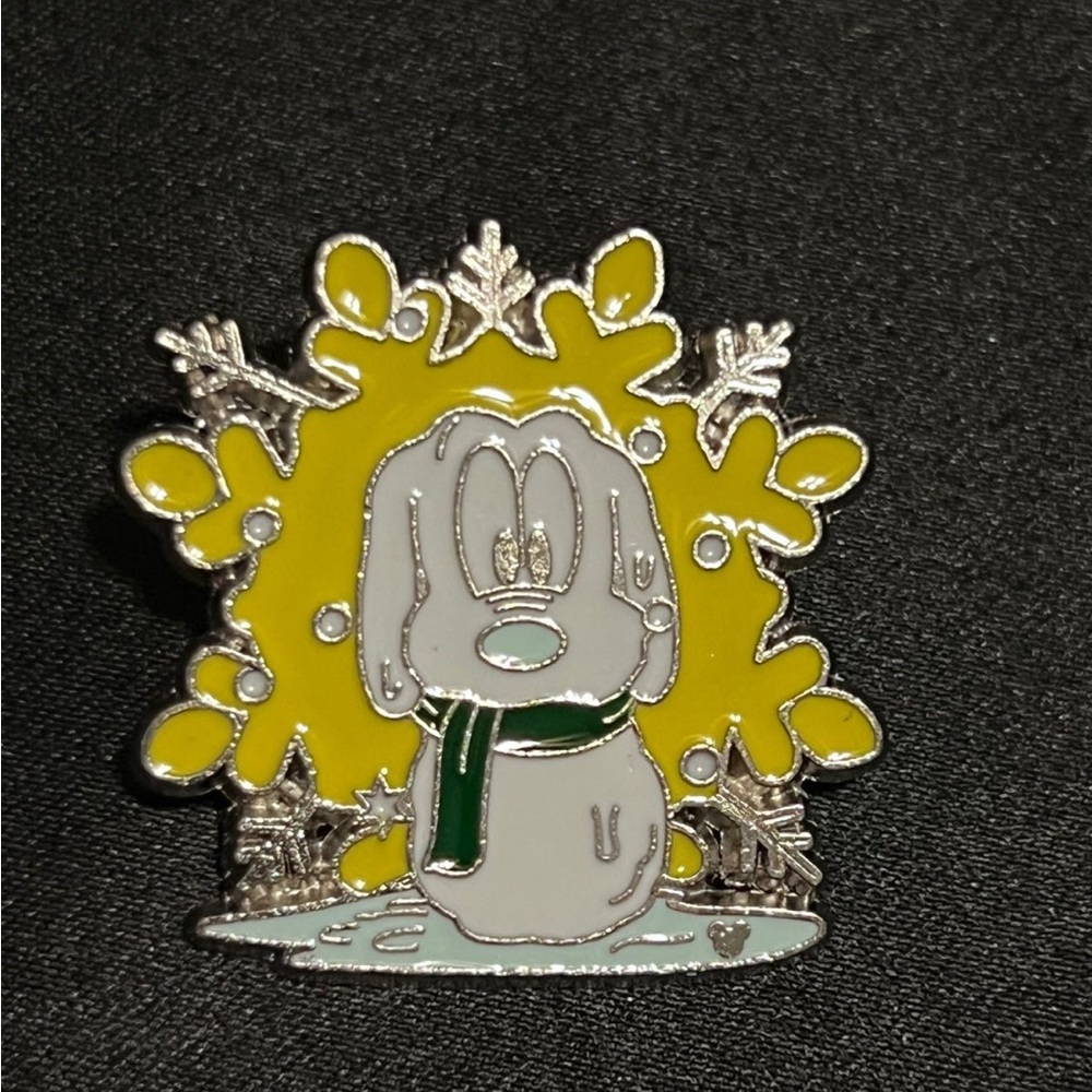 Disney Pluto Snowman Snowflake Holiday Christmas Pin Hidden Mickey 2007.